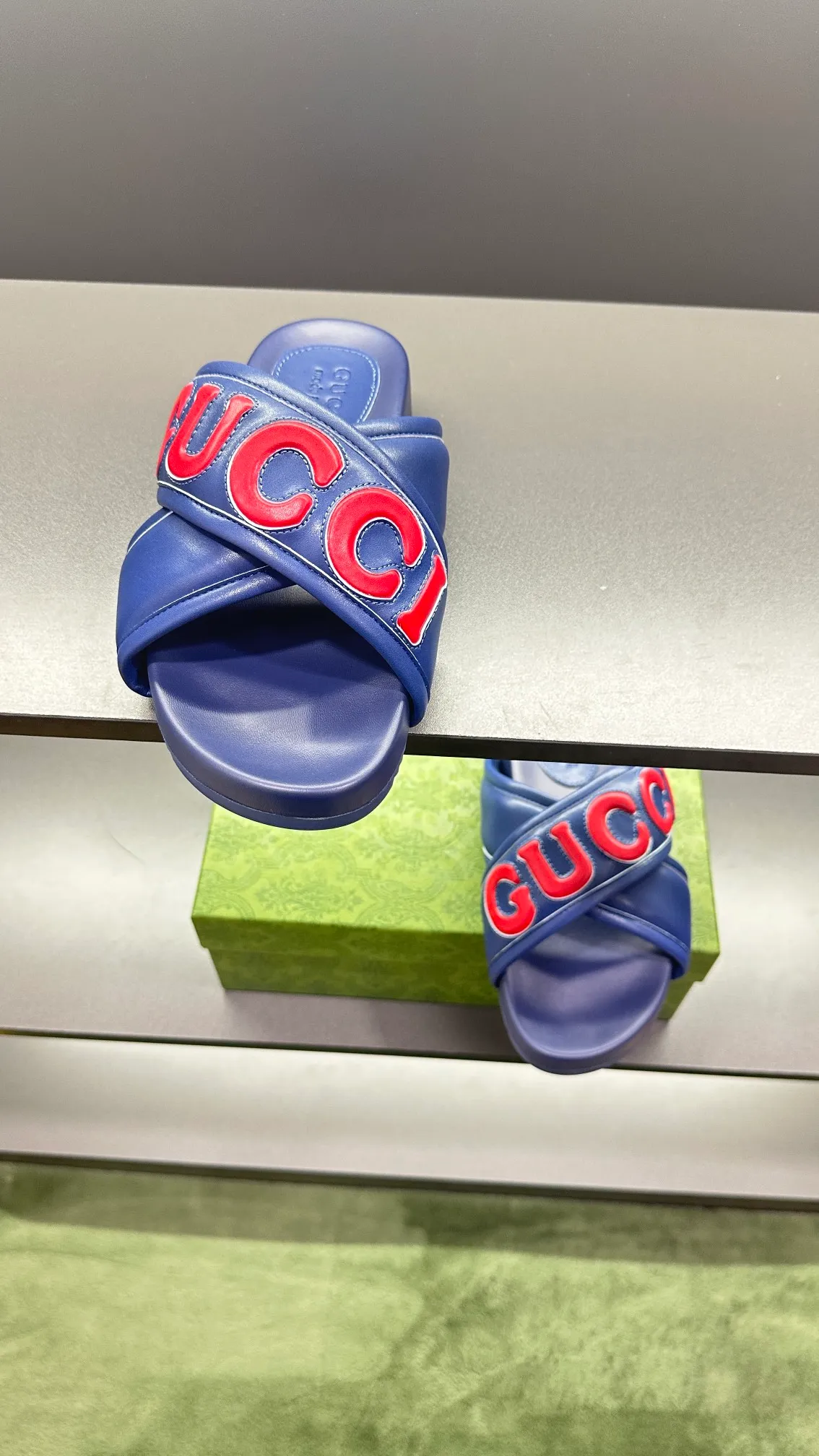 [G Family Couple Style] P: 320💰Female size 36~40 Men's size 39~45, (46. Custom-made GG slippers for men and women. This slipper is made of GG polyester fiber and is decorated with a Gucci label on the front, which adds a striking logo feel to the style. Beige GG recycled polyester fiber, same size for men and women, leather trim